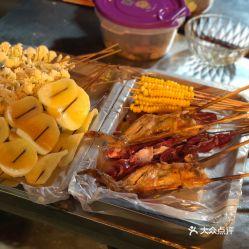 衣服店吃瓜,一家服装店里的市井百态