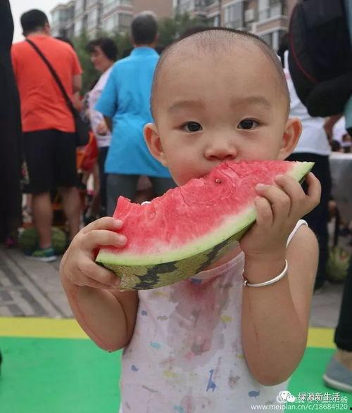 现场吃瓜的照片,捕捉夏日街头趣味瞬间